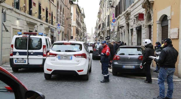 Roma, auto fugge dopo incidente: inseguimento da film con la polizia a Trinità dei Monti