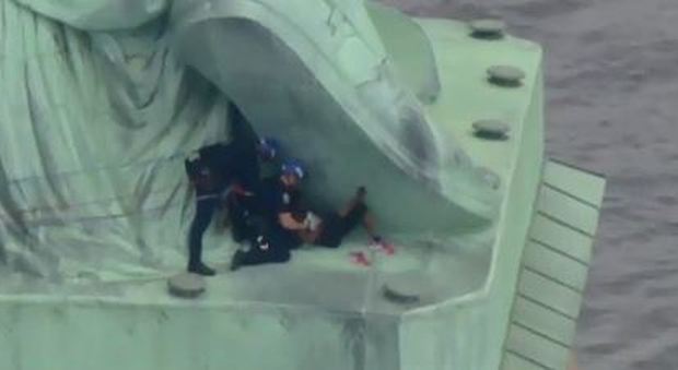 Evacuata la Statua della Libertà: in 7 si arrampicano sul monumento contro la politica di Trump sull'immigrazione