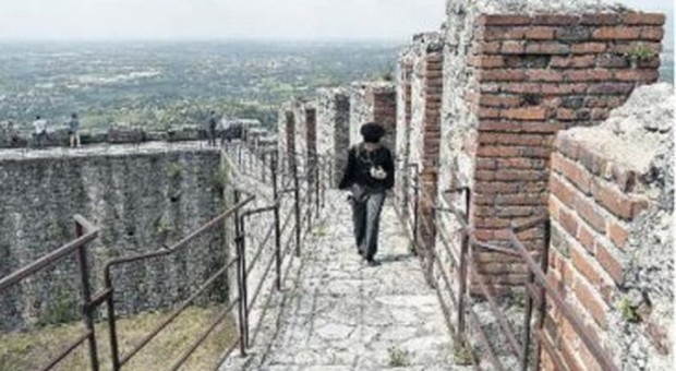 LA ROCCA DI ASOLO Turismo in controtendenza. Migliaia di visitatori LA ROCCA DI ASOLO Turismo in controtendenza. Migliaia di visitatori