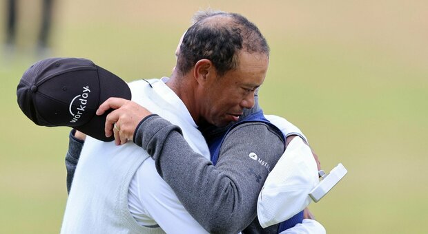 Golf, Tiger Woods non supera il taglio e in lacrime saluta l'Open Championship. Cameron Smith in testa, Celli la sorpresa