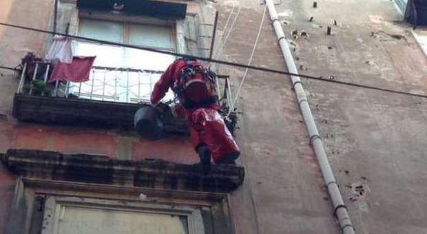 Babbo Natale diventa rocciatore e mette in sicurezza gli edifici di Napoli| Video