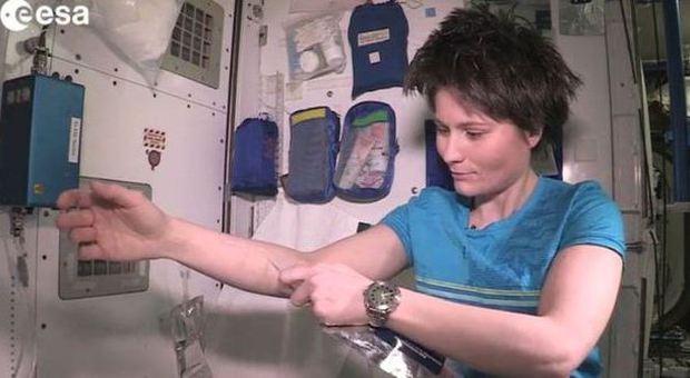 Samantha Cristoforetti fa la doccia nello spazio: «Ecco come funziona» Video