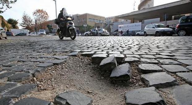 Roma. Buche, radici, spazzatura: Capitale a passo d'uomo tra limiti e strade chiuse