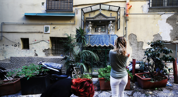 Napoli, Langella ripubblica «Gli altarini» della Serao con le foto di Siano