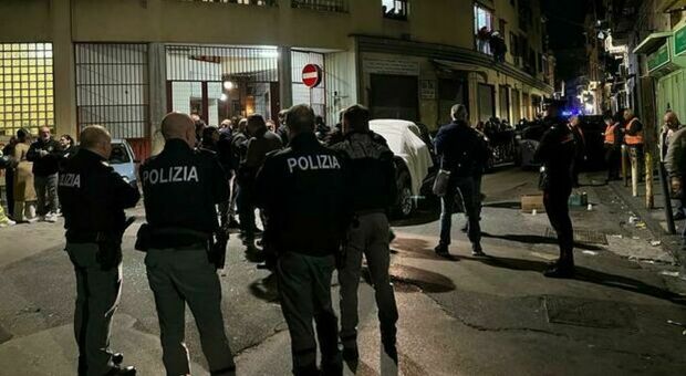 Agguato a Napoli, uomo ucciso nella sua auto: «Cadavere crivellato di colpi»