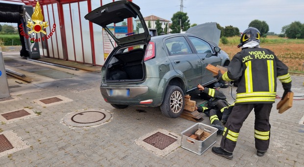L'auto perde metano durante il rifornimento al distributore di Vedelago, la coppia chiama i vigili del fuoco: intervento di sette ore