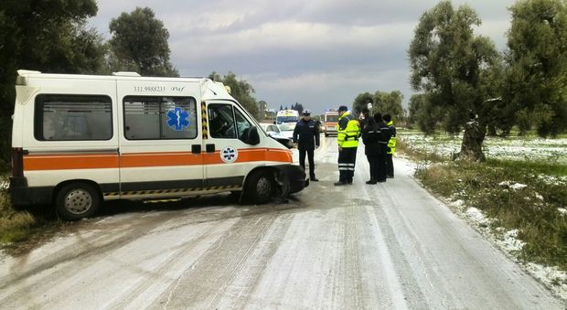 L'ambulanza uscita di strada sulla Villa Castelli-Francavilla Fontana