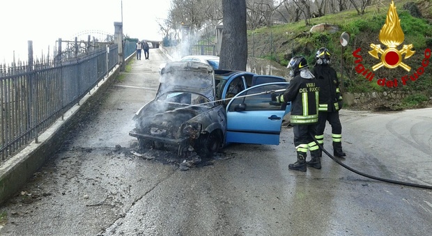L'auto s'incendia durante la marcia, salvi per miracolo padre e figlio