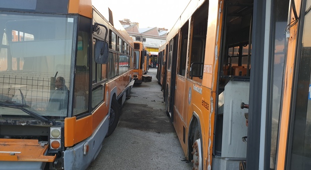 «Coronavirus, a Napoli bus sporchi»: ed è paralisi nei trasporti