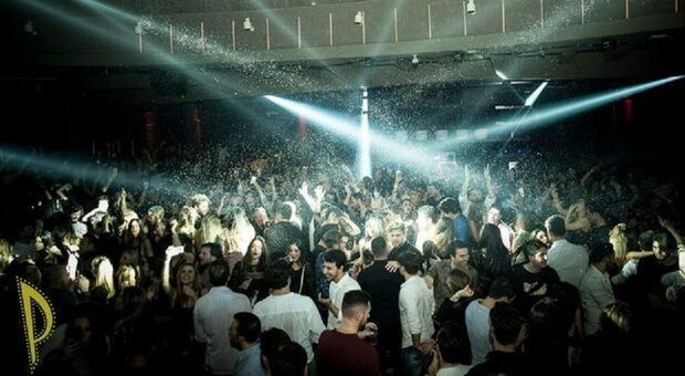 Mega festa in discoteca per i 18 anni, poi la fuga senza pagare il conto (da 10.000 euro): truffa a Napoli