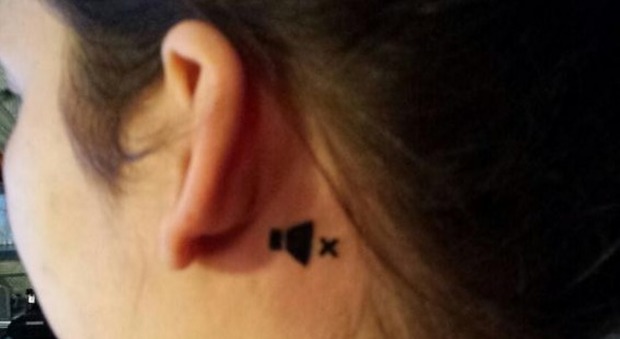 Si tatua l'icona dell'audio dietro all'orecchio sinistro, il motivo commuove il web - Guarda