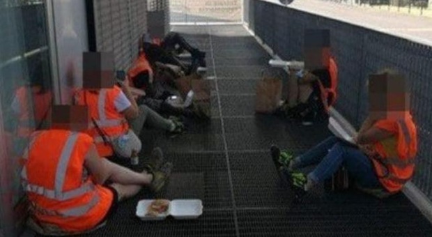 Non hanno il Green pass, mensa vietata: i lavoratori Ikea mangiano per terra in pausa pranzo