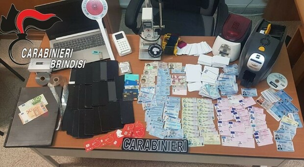 Ruba le credenziali di accesso ai conti bancari e si impossessa di 430mila euro: arrestato 26enne brindisino