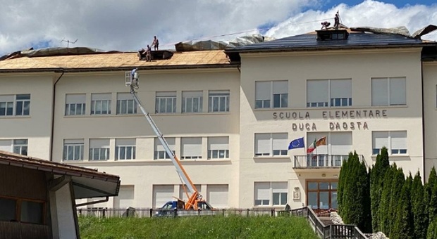 La scuola Duca d'Aosta a Cortina danneggiata dal vento di domenica sera