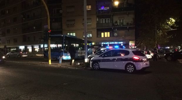 Autobus travolge scooter e auto a Roma, un passante: «Sembrava un guasto ai freni»