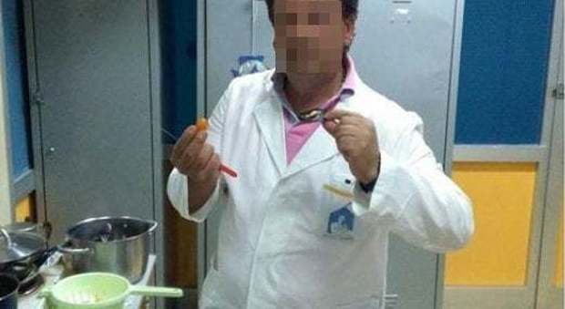 L'infermiere cucina in ospedale e posta le foto sul web: scatta inchiesta interna al Cardarelli