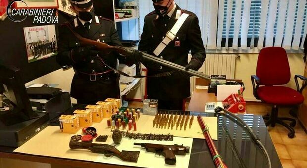 I carabinieri di Piazzola con le armi sequestrate