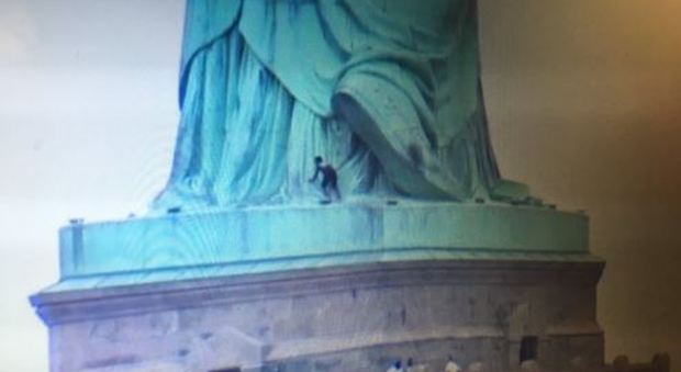 Evacuata la Statua della Libertà: in 7 si arrampicano sul monumento contro la politica di Trump sull'immigrazione