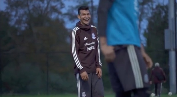 Lozano si diverte col Messico Gol spettacolare dietro la porta