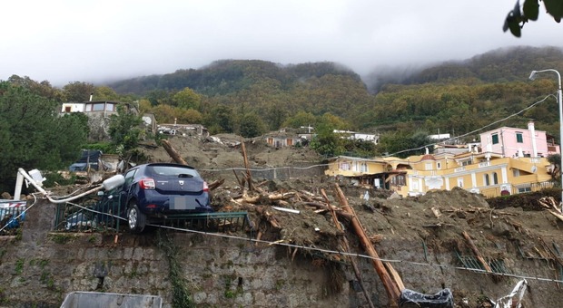 Alluvione Ischia, c'è un morto accertato. Piantedosi: «Dispersi sotto il fango». Case crollate, famiglie isolate