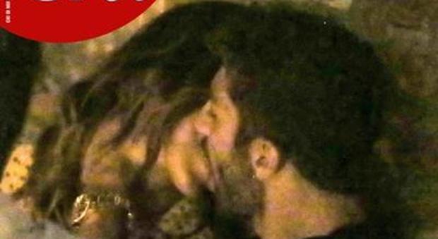 Belen Rodriguez, la foto del bacio: "Io e Andrea Iannone siamo innamorati"