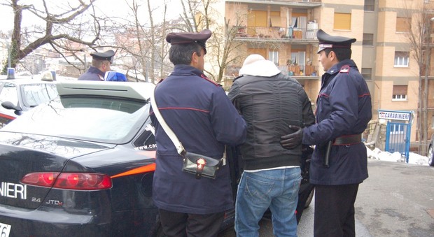 Droga e pistola nella cassaforte: 25enne arrestato dai carabinieri