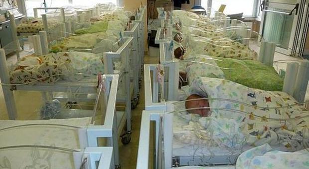 «Pochi parti, vietato nascere nei paesi», un punto maternità su 5 rischia la chiusura