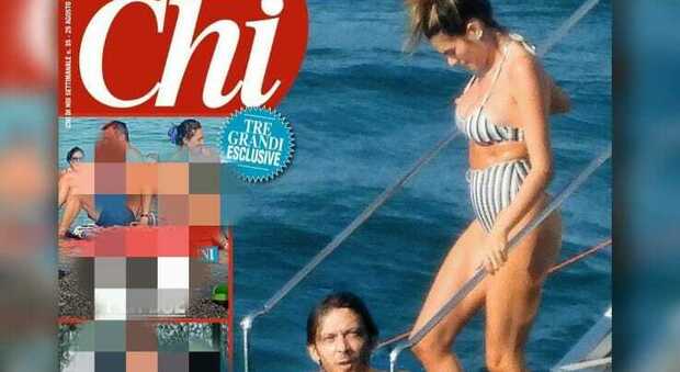 Valentino Rossi, coccole con la compagna incinta a bordo di uno yacht