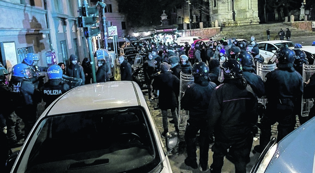 Roma, scontri fra anarchici e polizia a piazza Trilussa: ferito un agente alla testa