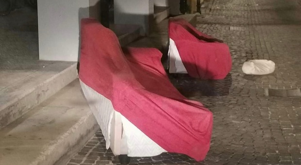 I divanetti abbandonati in via San Pietro