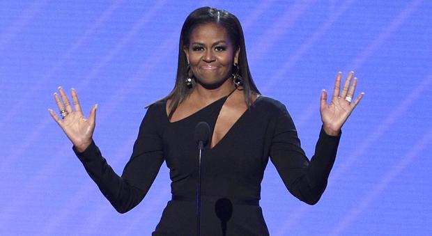 Usa, la confessione di Michelle Obama: «Ancora c'è chi mi vede solo per il colore della mia pelle»