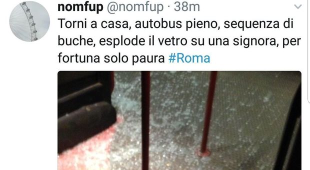 Roma, inferno bus: troppe buche esplodono i vetri. Paura a bordo