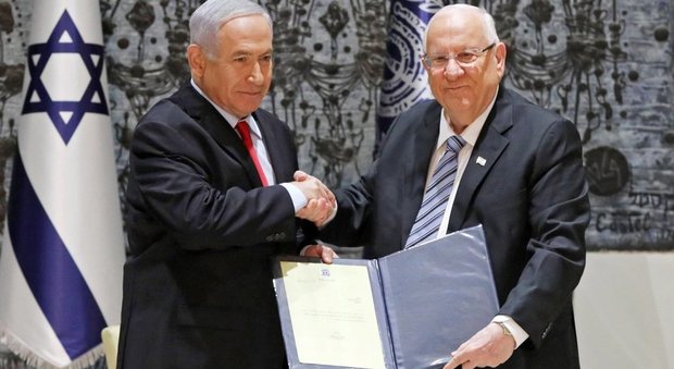 Netanyahu (a sinistra) riceve dal presidente Rivlin l'incarico di formare il governo