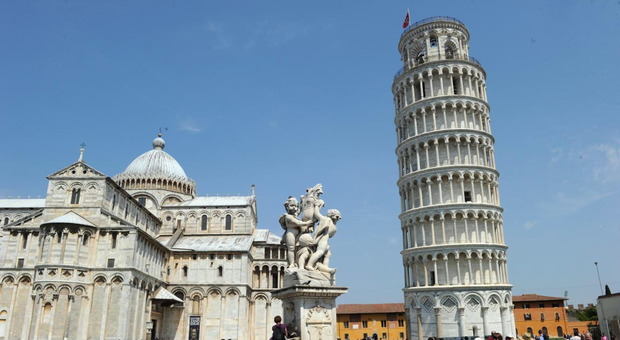 Incidono il loro nome sulla Torre di Pisa, arrestati: «Pensavamo non fosse un reato»