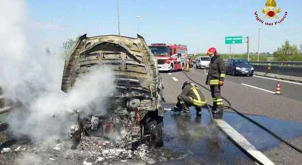 Auto prende fuoco in autostrada, intervento dei vigili del fuoco