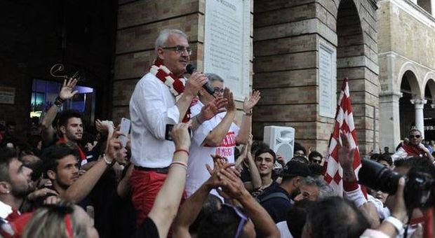 Il sindaco Carancini fischiato in piazza della Libertà