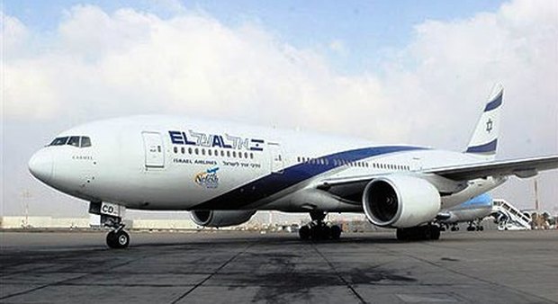 Ebreo ortodosso non vuole sedere vicino a una donna in aereo: lei chiede 11mila euro di risarcimento