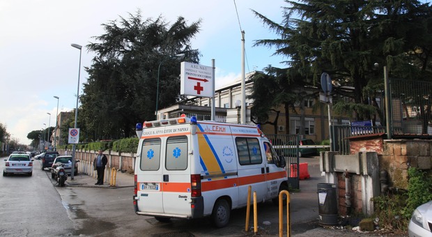 Napoli, 26enne aggredito da energumeno con mazzo chiavi per un parcheggio: sangue e choc