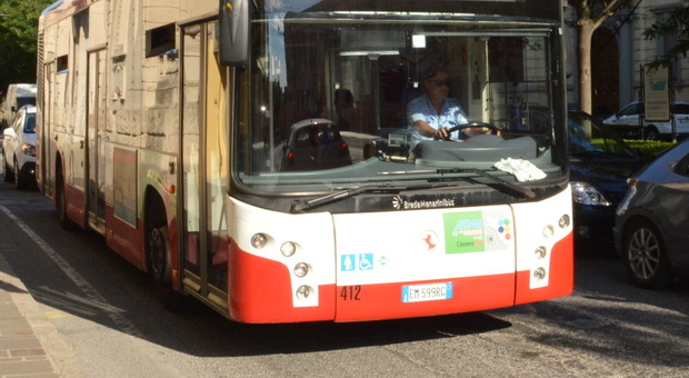 Ancona, lanciano un fumogeno sull’autobus. Autista intossicato, è caccia ai bulli. Foto generica