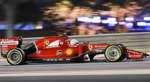 La Ferrari di Sebastian Vettel sulla pista di Sakhir in Bahrain