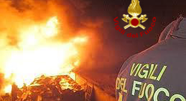 Inferno nella falegnameria capannone distrutto dalle fiamme