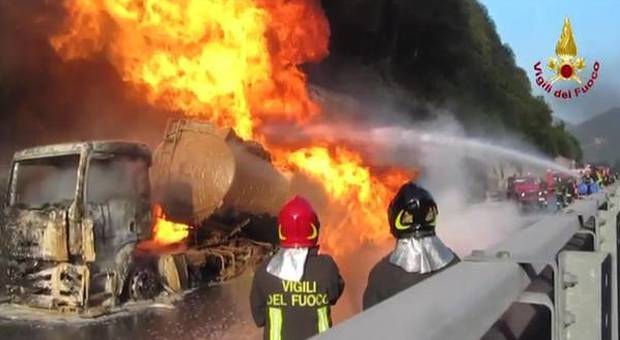 Camion prende fuoco, olio sull'autostrada: traffico deviato