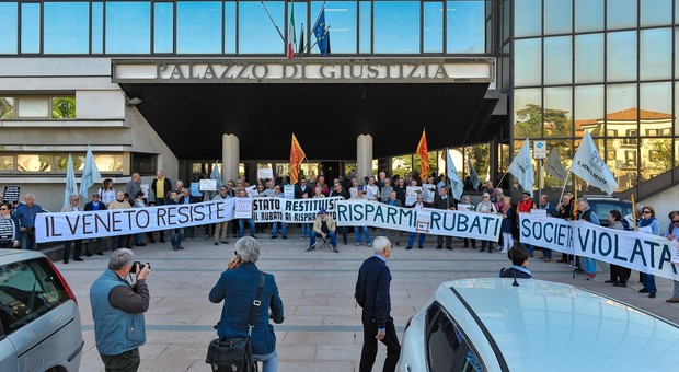 Manifestazione dei soci di Veneto Banca davanti al tribunale di Treviso