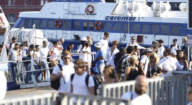 Napoli, tornano i bagarini al molo Beverello: «Vendono i biglietti dei residenti»
