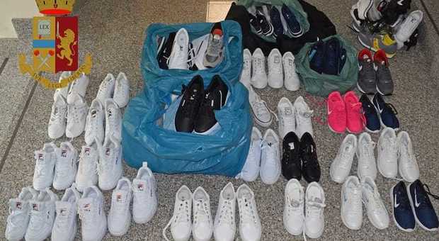 Fermato con un sacco pieno di scarpe contraffatte: una denuncia