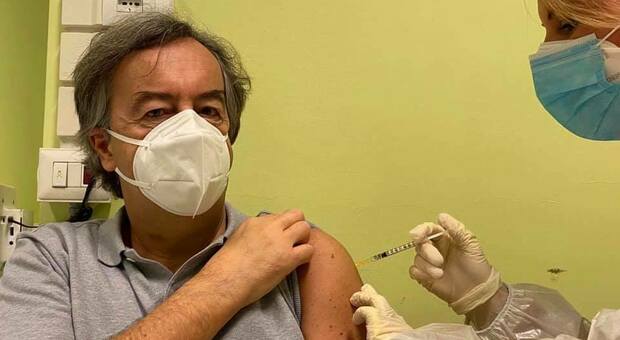 Roberto Burioni si vaccina contro il Covid: «Efficace e sicuro, un miracolo della scienza»