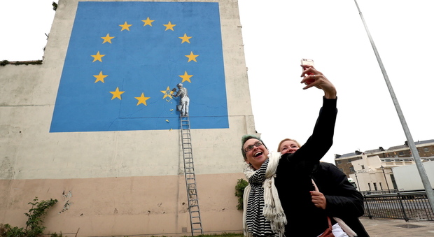 Brexit, Banksy la racconta così: a Dover il suo nuovo murales