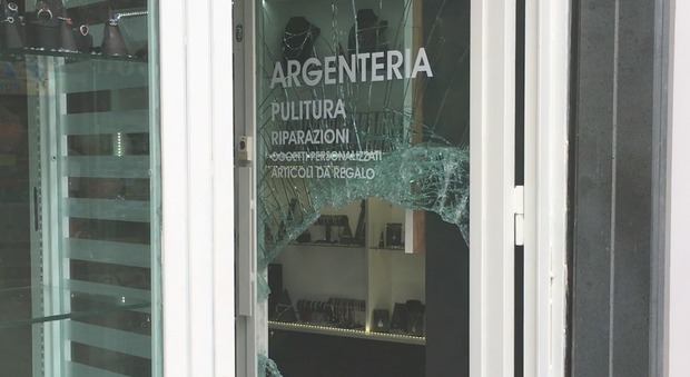 Furto lampo nel napoletano: sfondano le vetrine del negozio e rubano l'argenteria, caccia all'auto dei banditi