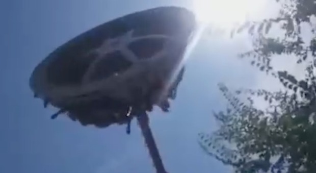 Giostra roteante del luna park si spezza a metà e crolla in terra: morta una ragazza di 19 anni Il video choc