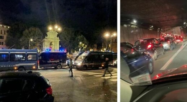 Scontri tra anarchici e polizia a Roma: agente ferito. Traffico in tilt e giovani barricati nei locali della movida